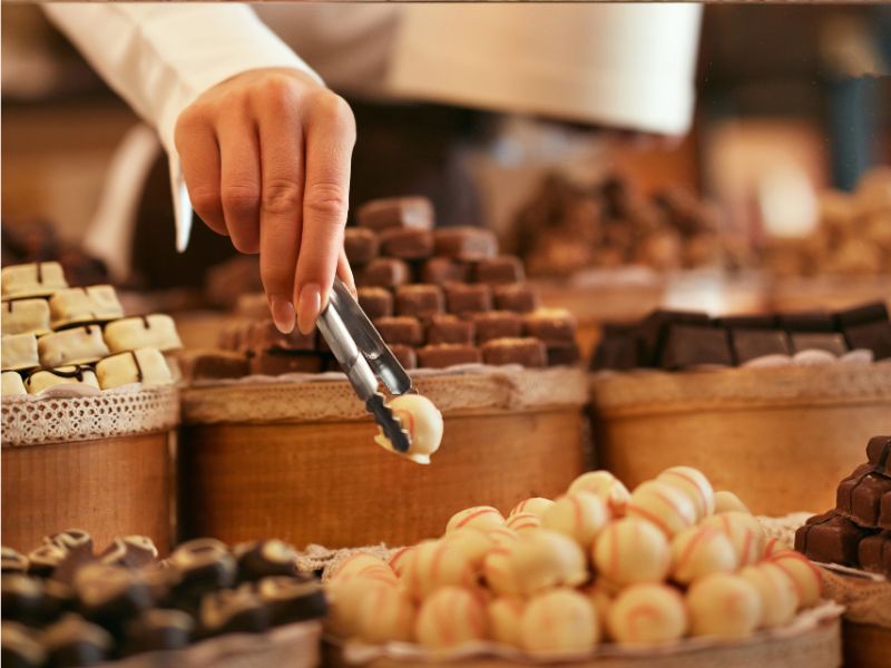 Jak reklama zewnętrzna może wspierać sprzedaż słodyczy?